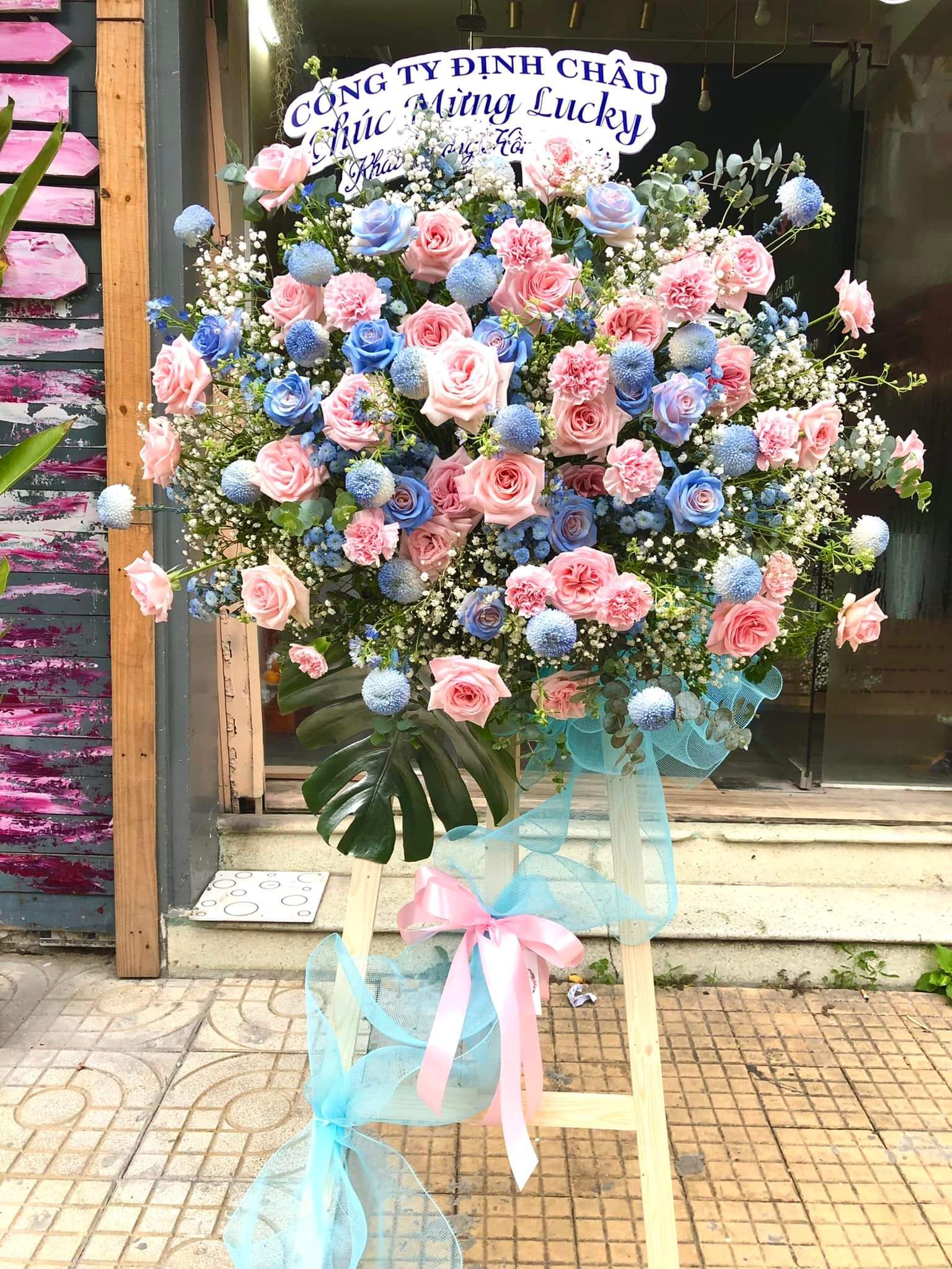 Hoa và Tương Lai: Kệ Hoa Tươi Cho Sự Kiện Khai Trương