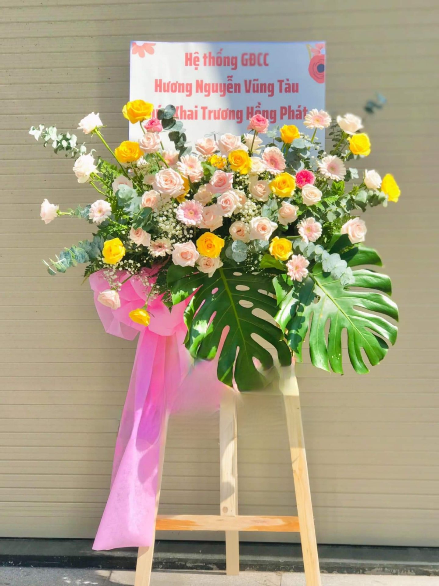 Hoa và Hy vọng: Kệ Hoa Khai Trương Cho Tương lai Tươi Sáng