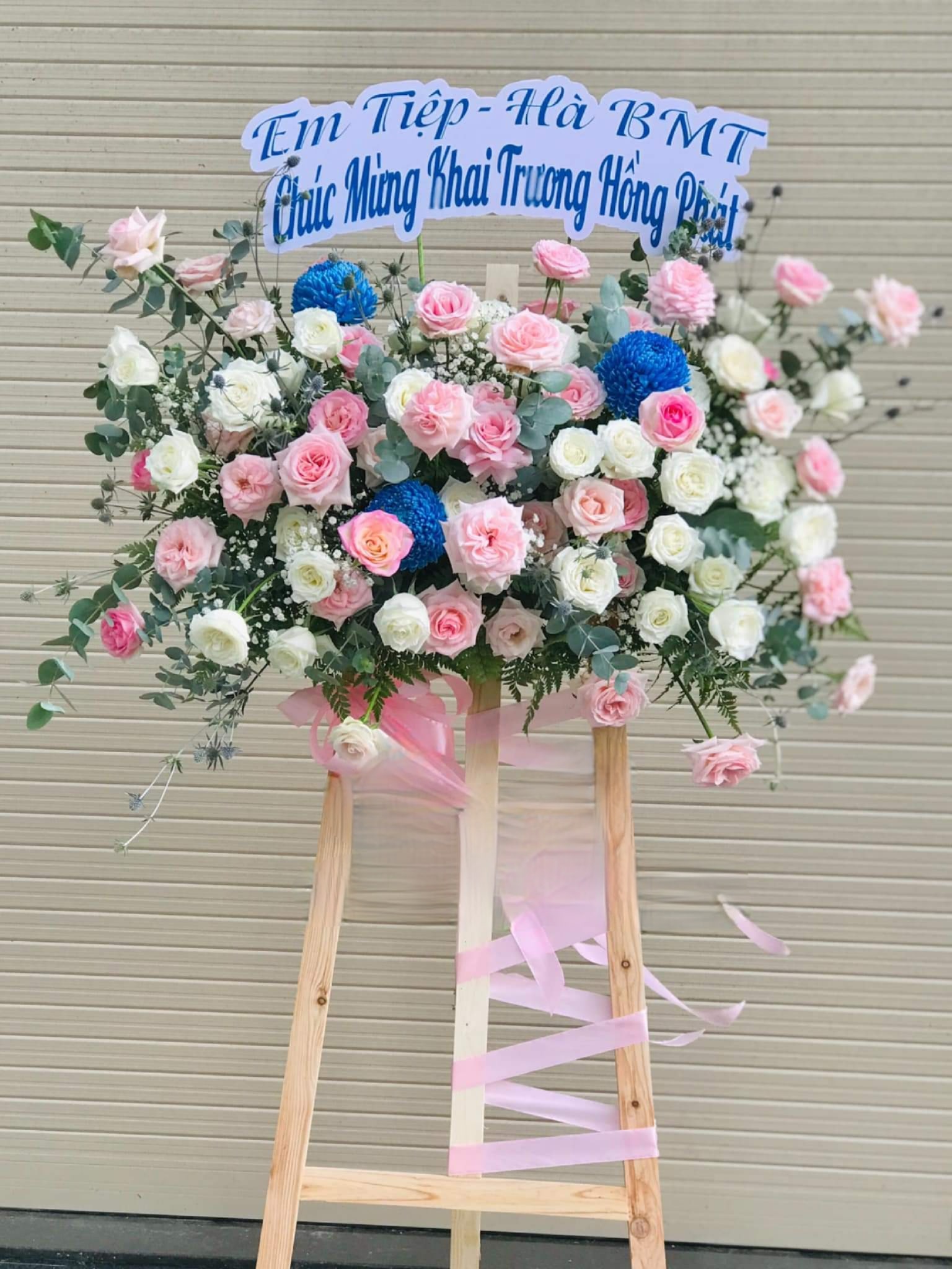 Hoa và Sự Thành Đạt: Kệ Hoa Khai Trương Gửi Lời Chúc Tốt Đẹp