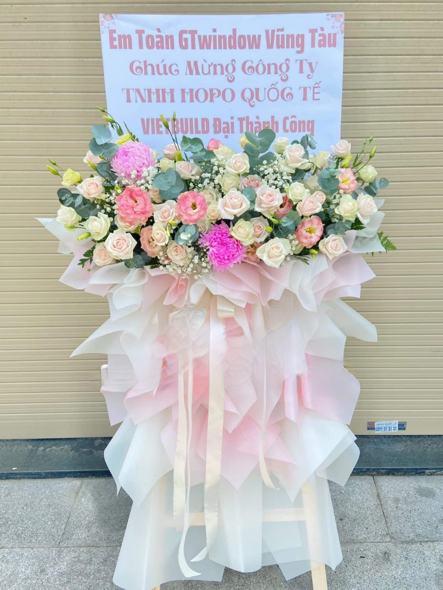 Nở Rộ Thành Công: Kệ Hoa Khai Trương Tượng Trưng Cho Tương Lai