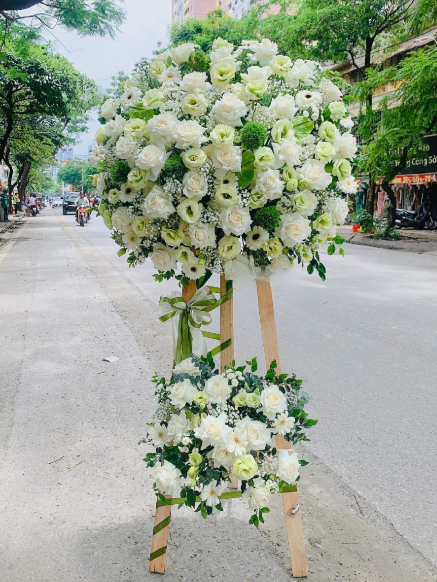 Hoa và Sự Kỳ Diệu: Kệ Hoa Chúc Mừng Cho Những Thành Tựu