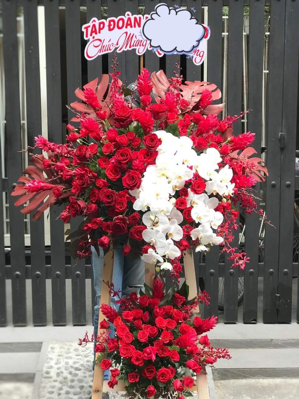 Hoa và Lời Chúc Tốt Đẹp: Kệ Hoa Dành Cho Những Thành Công Mới