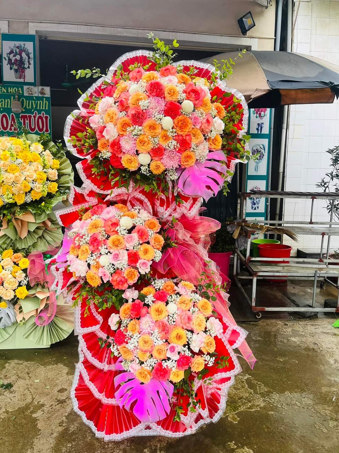 Nở Rộ Với Niềm Vui: Kệ Hoa Chúc Mừng Gửi Tới Ngày Hạnh Phúc