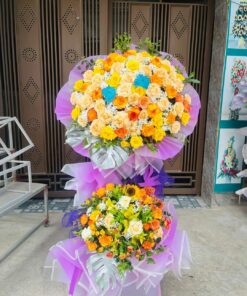 Nở Rộ Với Niềm Vui: Kệ Hoa Chúc Mừng Đón Nhận Thành Công
