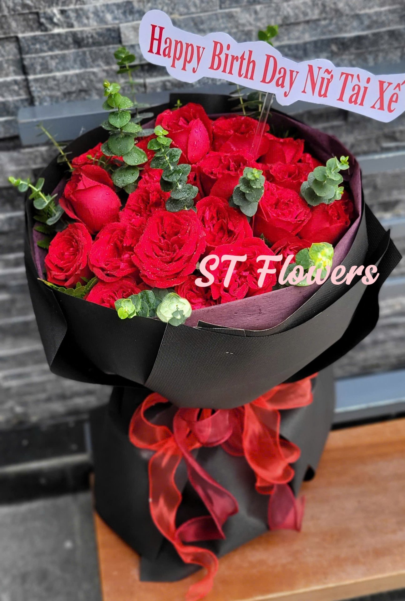 Bó Hoa Hồng Đỏ Sang Trọng Chúc Mừng Sinh Nhật – ST Flowers Quận 7