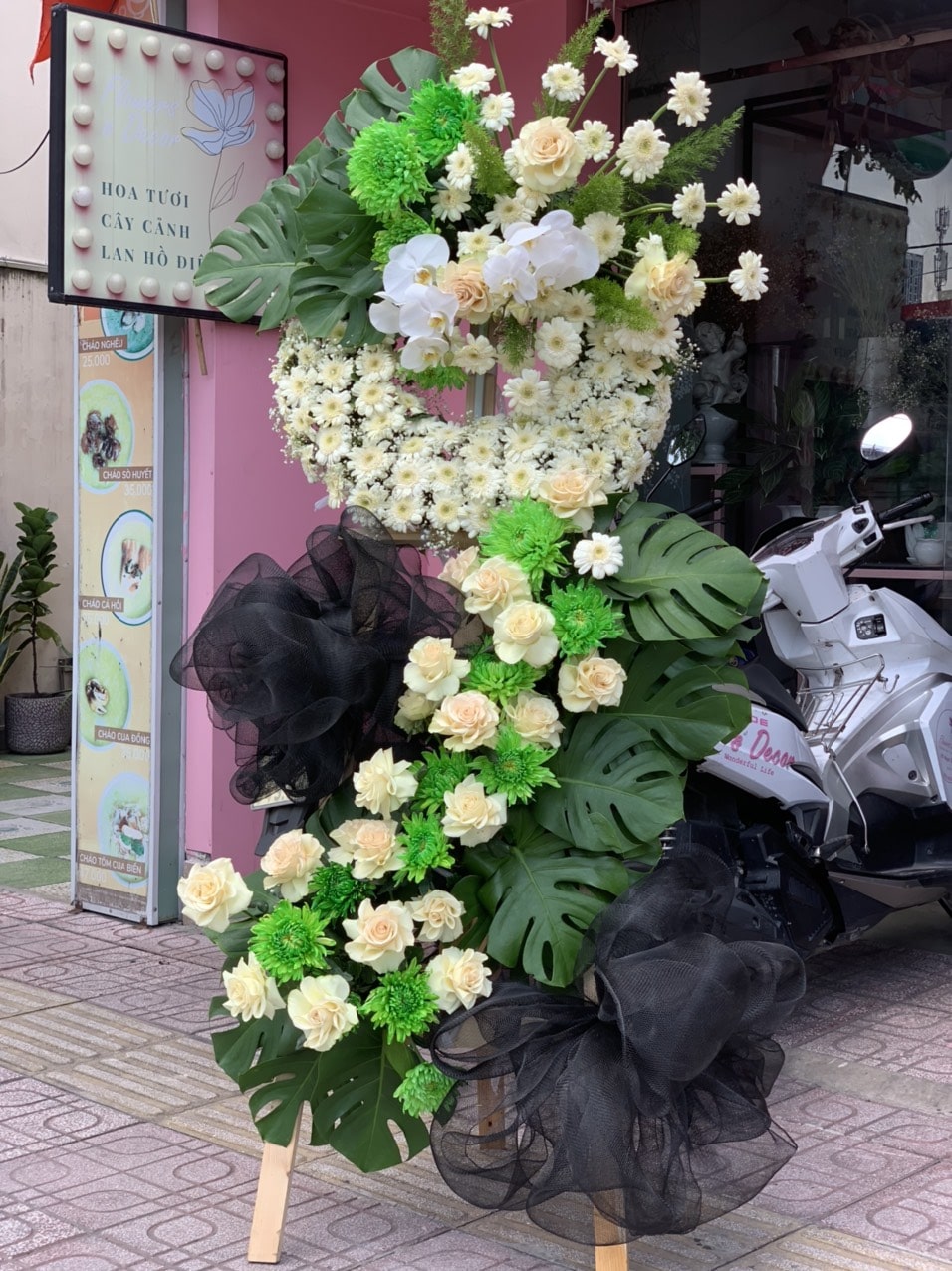 Kệ Hoa Chia Buồn Trong Kỷ Niệm (02)