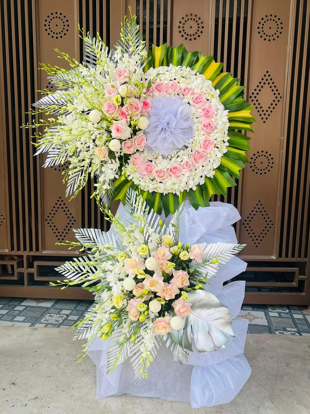 Kệ Hoa Chia Buồn Cho Người