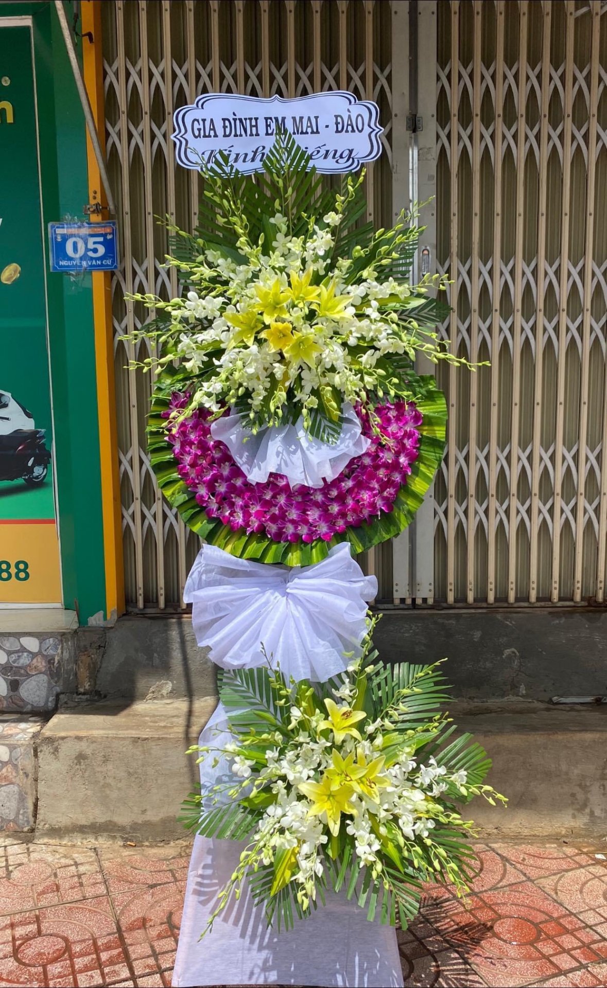 Kệ Hoa Chia Buồn