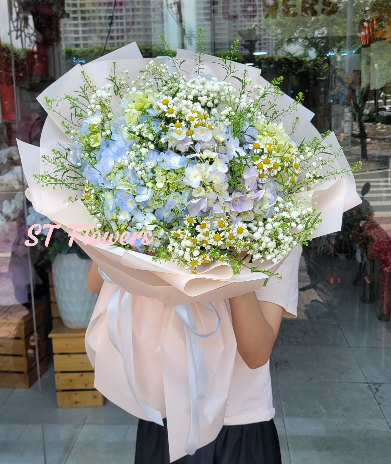 Tú cầu kết hợp với tana cỏ đồng tiền tạo ra bó hoa tròn xinh sắn