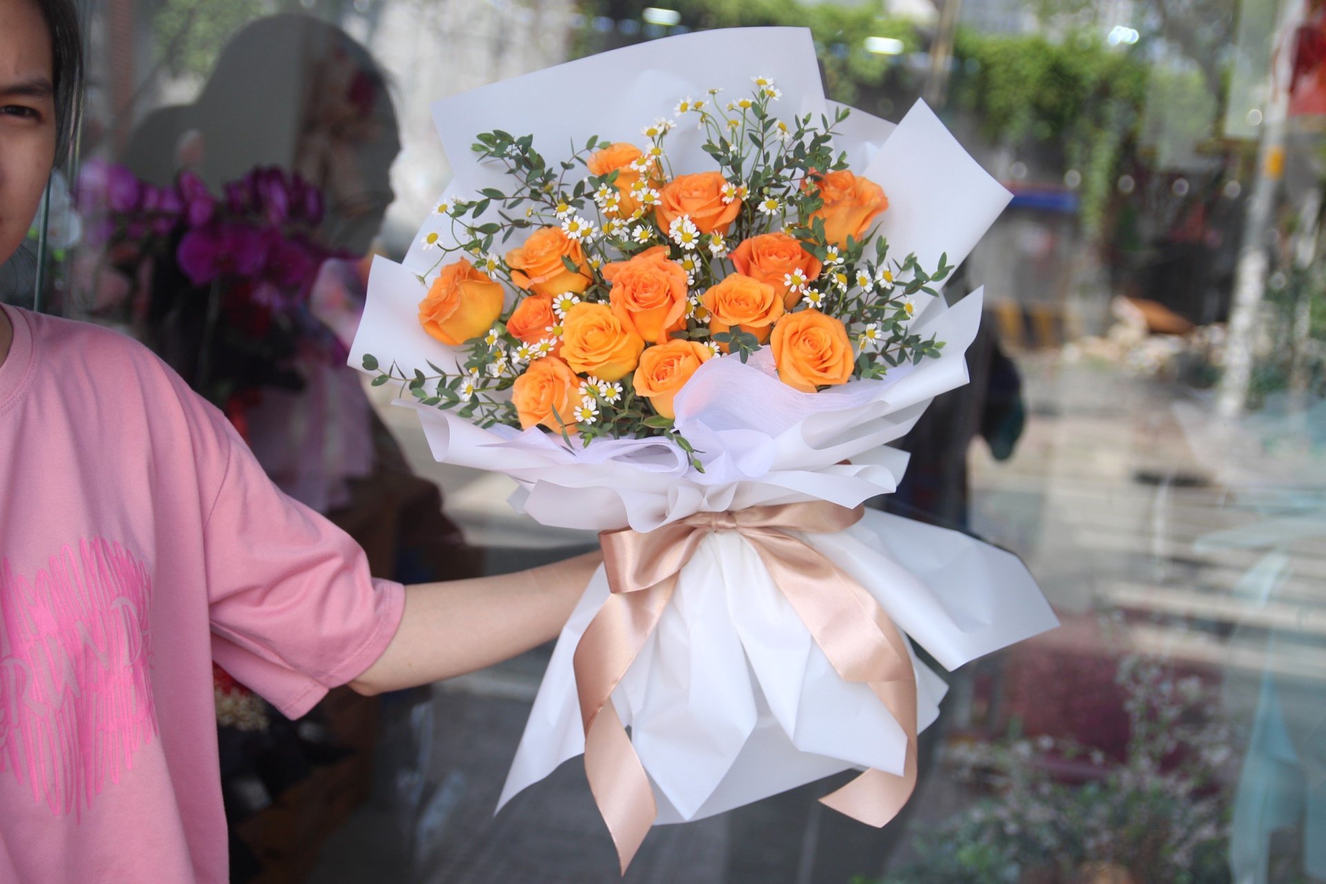 Hoa hồng cam phối giấy trắng đẹp xuất sắc