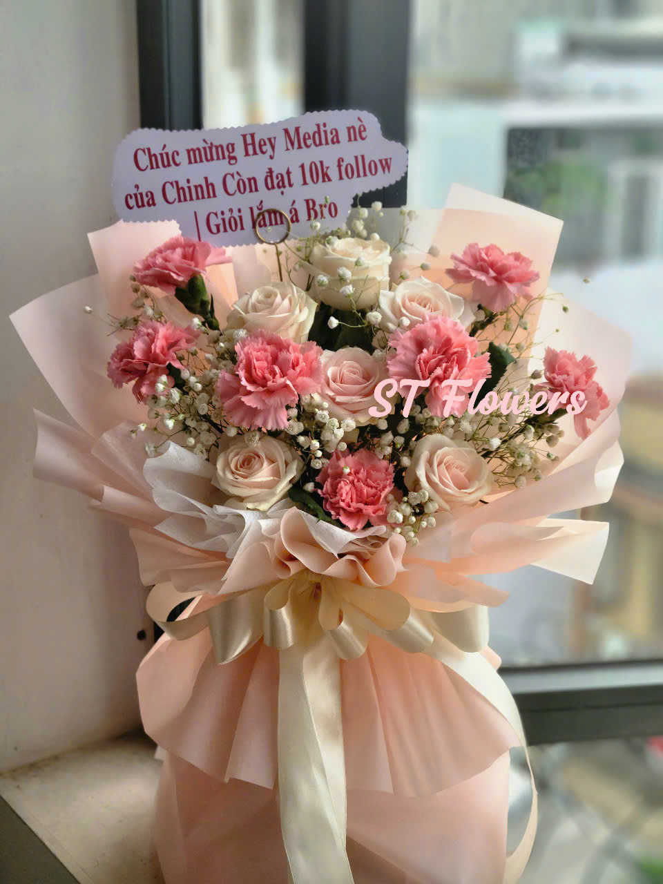 Bó Hoa Hồng Kem Mix Hoa Cẩm Chướng Mừng Sinh Nhật Mã 2