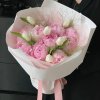Bó hoa mẫu đơn hồng và tulip trắng sang trọng, tinh tế, được gói cẩn thận, phù hợp làm quà tặng tại STflowers
