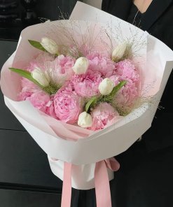 Bó hoa mẫu đơn hồng và tulip trắng sang trọng, tinh tế, được gói cẩn thận, phù hợp làm quà tặng tại STflowers