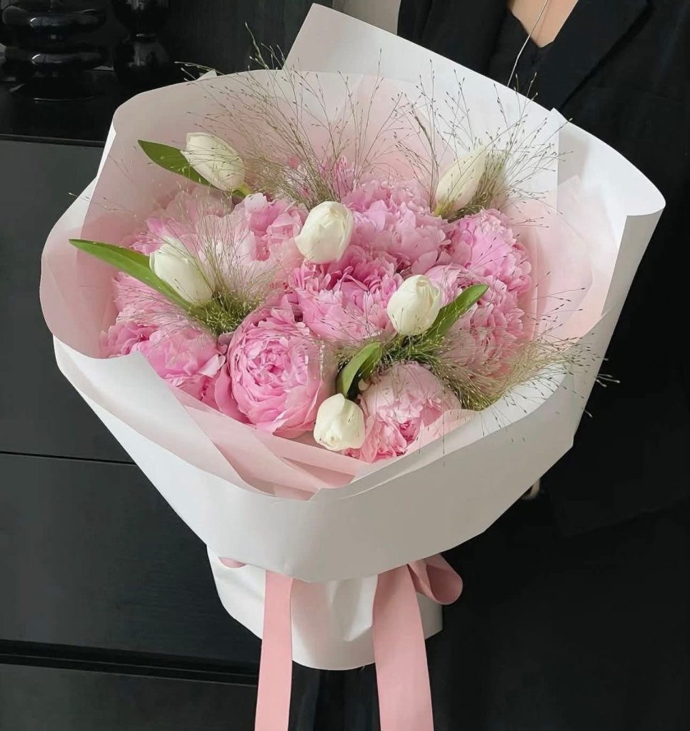 Bó hoa mẫu đơn hồng và tulip trắng sang trọng, tinh tế, được gói cẩn thận, phù hợp làm quà tặng tại STflowers
