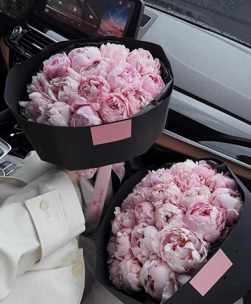 Bó hoa mẫu đơn hồng rực rỡ - biểu tượng của tình yêu và sự giàu sang, món quà ý nghĩa từ STflowers