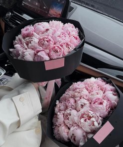 Bó hoa mẫu đơn hồng phấn tuyệt đẹp tại STflowers, Quận 7, TP.HCM, tượng trưng cho sự giàu sang, may mắn và tình yêu.