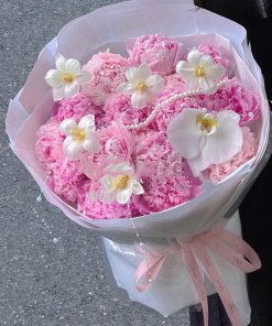 Bó hoa hồng phấn dịu dàng với hoa trắng và ngọc trai, dải ruy băng Dior - STflowers Quận 7