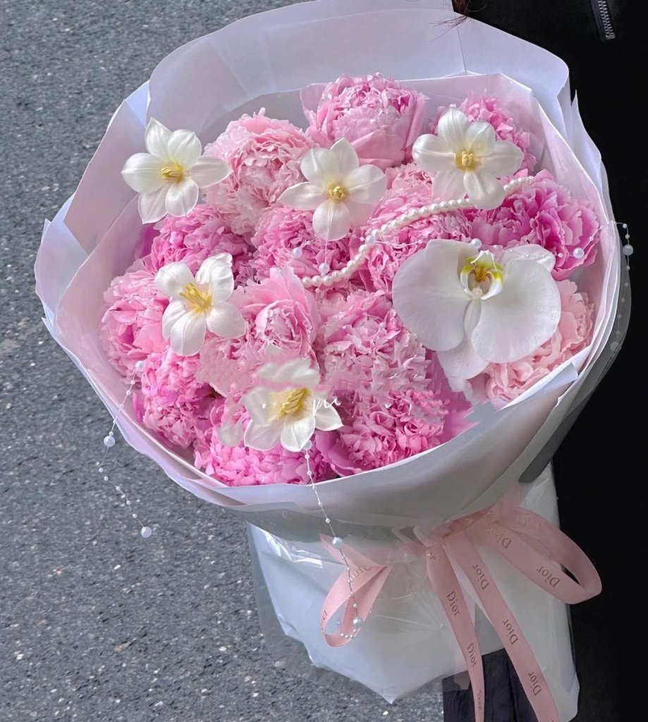 Bó hoa hồng phấn dịu dàng với hoa trắng và ngọc trai, dải ruy băng Dior - STflowers Quận 7