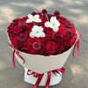Bó hoa hồng đỏ tươi thắm kết hợp hoa trắng và phụ liệu trang trí, với ruy băng "JUST FOR YOU" và "LOVE AT FIRST SIGHT" từ ST