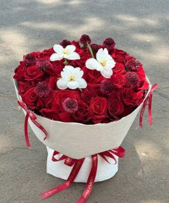 Bó hoa hồng đỏ tươi thắm kết hợp hoa trắng và phụ liệu trang trí, với ruy băng "JUST FOR YOU" và "LOVE AT FIRST SIGHT" từ ST