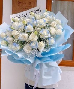 Bó Hoa Hồng Trắng Viền Xanh Dương