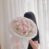 Bó hoa hồng phấn tinh tế kết hợp hoa baby trắng, được gói giấy sang trọng và ruy băng "LOVE IS ETERNAL", do STflowers thiết