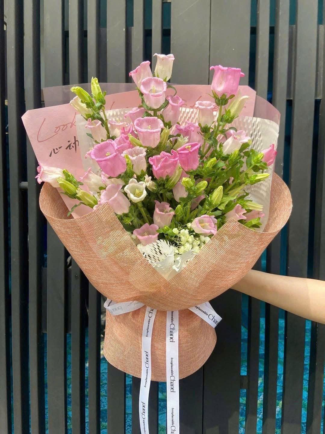 Bó Hoa Chuông Hồng Dịu Dàng