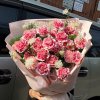 Bó hoa cẩm chướng hồng thắm rực rỡ được gói bằng giấy hồng và nơ trắng, khách hàng cầm bó hoa trước xe ô tô, STflowers