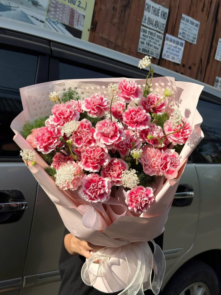 Bó hoa cẩm tú cầu màu hồng tươi thắm với giấy gói pastel, được thiết kế bởi STflowers, phù hợp làm quà tặng.