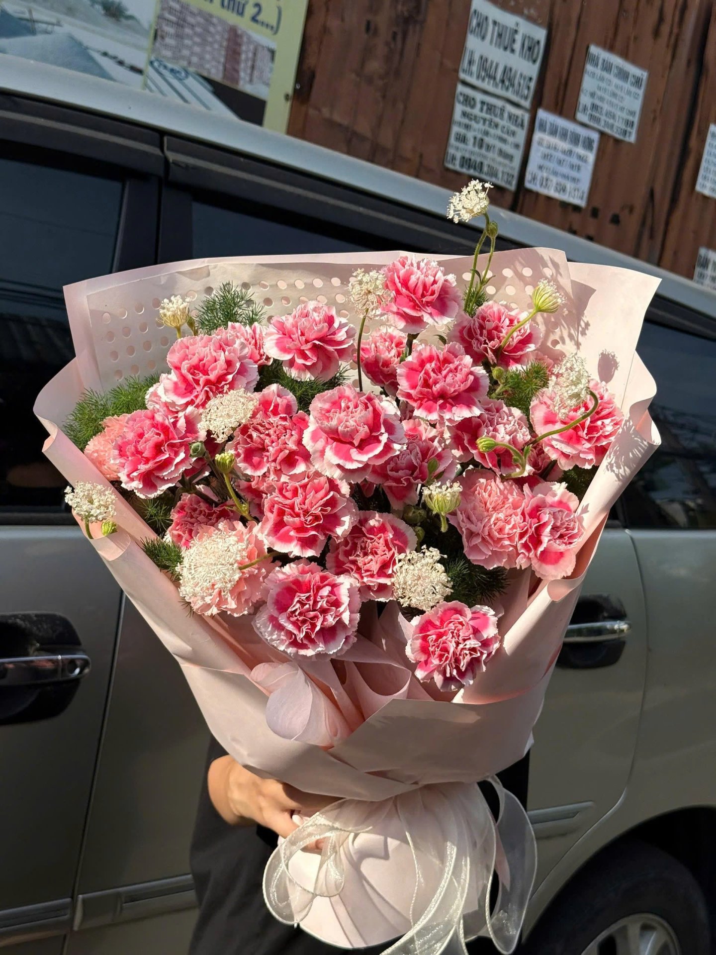 Bó hoa cẩm tú cầu màu hồng tươi thắm với giấy gói pastel, được thiết kế bởi STflowers, phù hợp làm quà tặng.