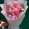 Bó hoa cẩm chướng hồng thắm được gói ghém tinh tế với giấy trắng, nơ hồng. Mẫu hoa đẹp từ STflowers Quận 7.