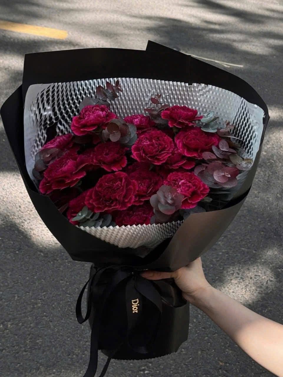 Bó Hoa Cẩm Chướng Đỏ Sang Trọng