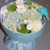 Bó hoa tươi sắc xanh trắng thanh lịch từ STflowers, kết hợp cẩm tú cầu, cúc gerbera, hoa hồng trắng mini và cúc họa mi, gói