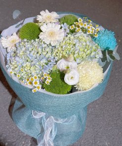 Bó hoa tươi sắc xanh trắng thanh lịch từ STflowers, kết hợp cẩm tú cầu, cúc gerbera, hoa hồng trắng mini và cúc họa mi, gói