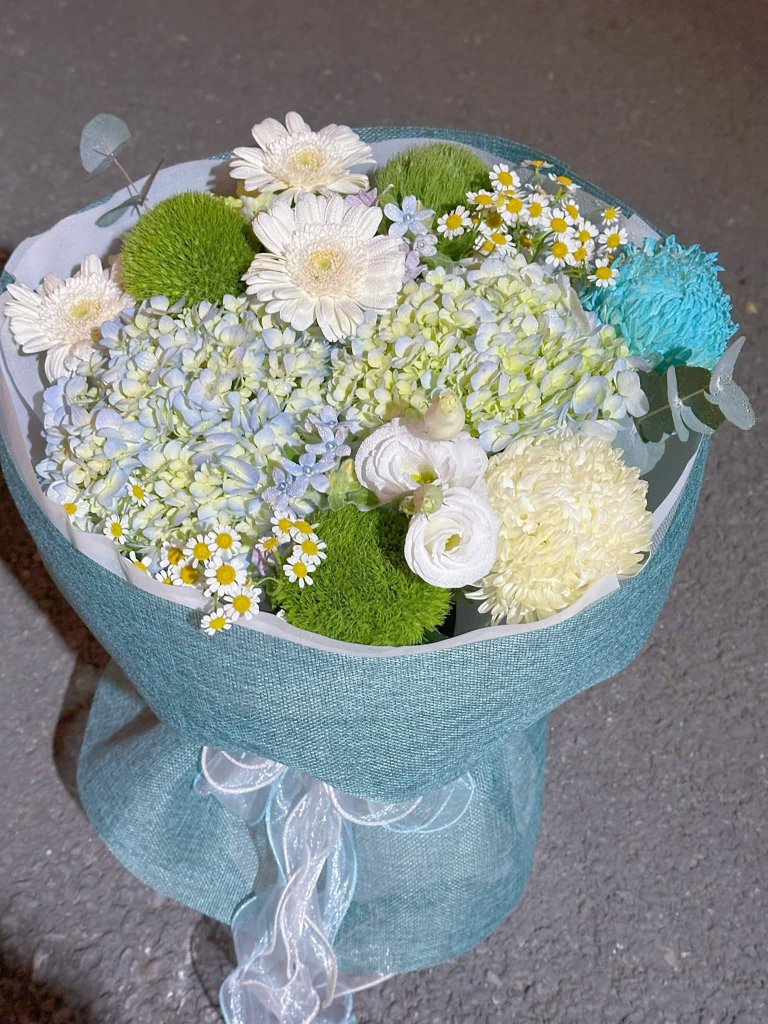 Bó hoa tươi sắc xanh trắng thanh lịch từ STflowers, kết hợp cẩm tú cầu, cúc gerbera, hoa hồng trắng mini và cúc họa mi, gói