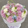 Bó hoa hồng tím lavender chủ đạo, kết hợp hoa trắng, xanh dương tinh tế, gói trắng sang trọng từ STflowers Quận 7.