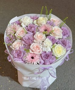 Bó hoa hồng tím pastel, hồng phấn và trắng tinh khôi với cẩm chướng, cúc gerbera, điểm xanh tươi tại STflowers Quận 7.
