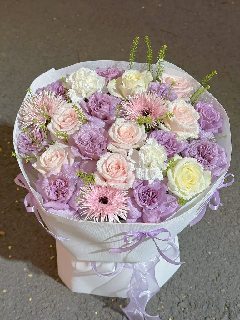Bó hoa hồng tím pastel, hồng phấn và trắng tinh khôi với cẩm chướng, cúc gerbera, điểm xanh tươi tại STflowers Quận 7.