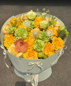 Không gian sauna gỗ thông ấm áp với đèn muối Himalaya và băng ghế ngồi, thiết kế bởi STflowers.