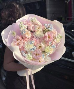 Bó hoa pastel dịu dàng với sắc hồng, trắng và xanh baby, được gói tinh tế, phù hợp làm quà tặng ý nghĩa từ STflowers Quận 7.