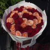 Bó hoa hồng đỏ và hồng đào tươi tắn với những giọt sương long lanh trên cánh hoa, được gói giấy trắng tinh tế cùng ruy băng