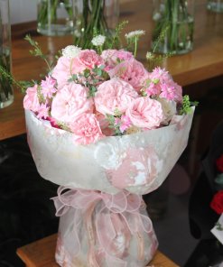 Bó hoa xanh dương và trắng độc đáo gói giấy đen sang trọng từ STflowers, thích hợp tặng sinh nhật, kỷ niệm tại Quận 7.