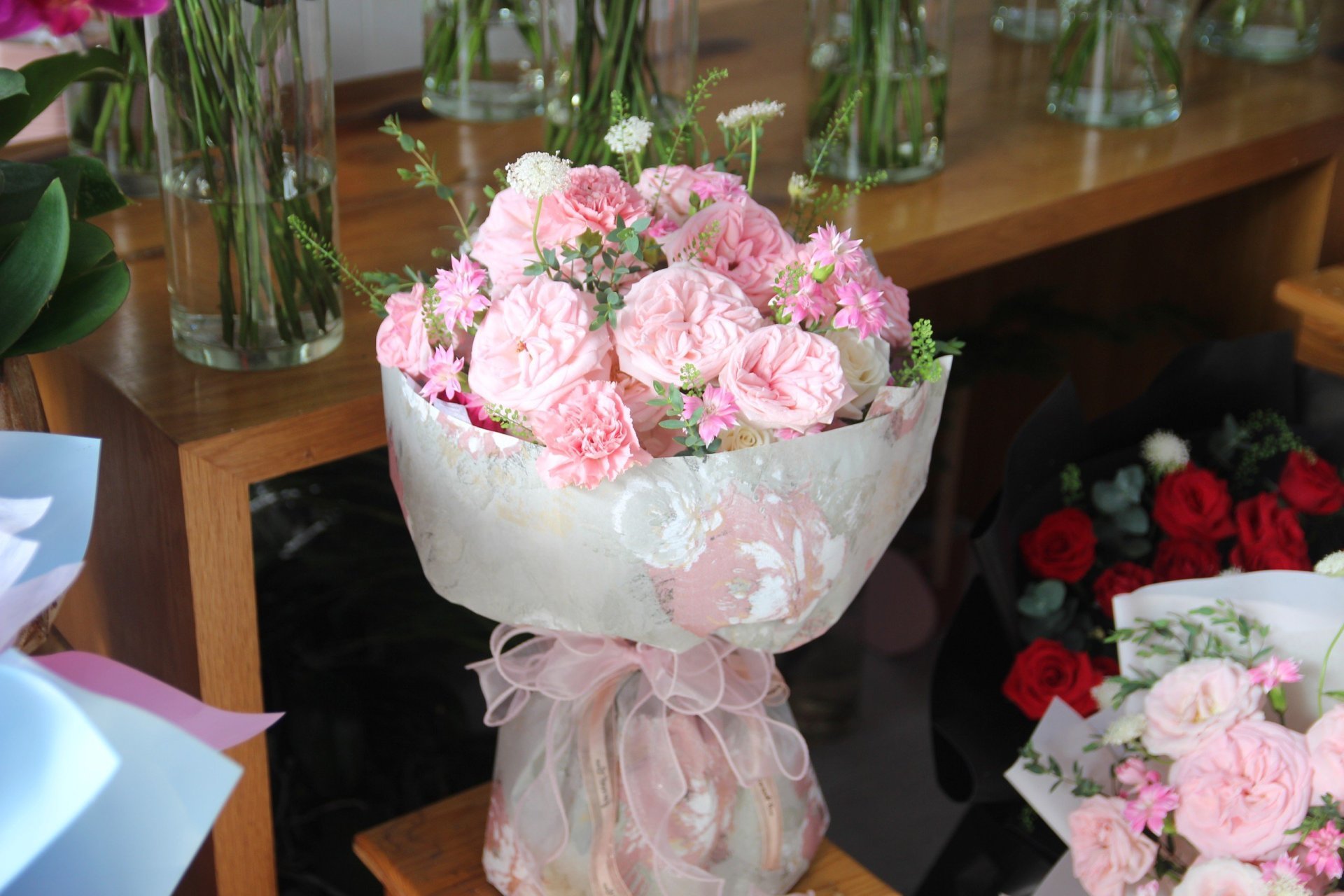 Bó hoa xanh dương và trắng độc đáo gói giấy đen sang trọng từ STflowers, thích hợp tặng sinh nhật, kỷ niệm tại Quận 7.