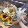 Bó hoa hướng dương tươi thắm kết hợp hoa baby trắng tinh khôi, gói giấy kraft nâu và nilon trong suốt, buộc nơ trắng sang trọng từ STflowers.
