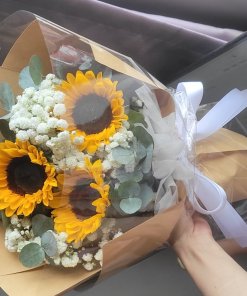 Bó hoa hướng dương tươi thắm kết hợp hoa baby trắng tinh khôi, gói giấy kraft nâu và nilon trong suốt, buộc nơ trắng sang trọng từ STflowers.
