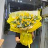 Bó hoa tulip vàng tươi rực rỡ với lá xanh và hoa baby trắng, gói giấy vàng sang trọng, STflowers giao tận nơi tại Quận 7, TP.HCM.