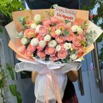 Bó hoa tươi sinh nhật tone hồng và trắng thanh lịch được gói sang trọng, phù hợp tặng Chị Nguyệt tại STflowers Quận 7.