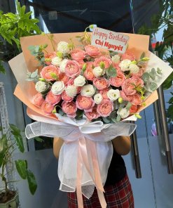 Bó hoa tươi sinh nhật tone hồng và trắng thanh lịch được gói sang trọng, phù hợp tặng Chị Nguyệt tại STflowers Quận 7.