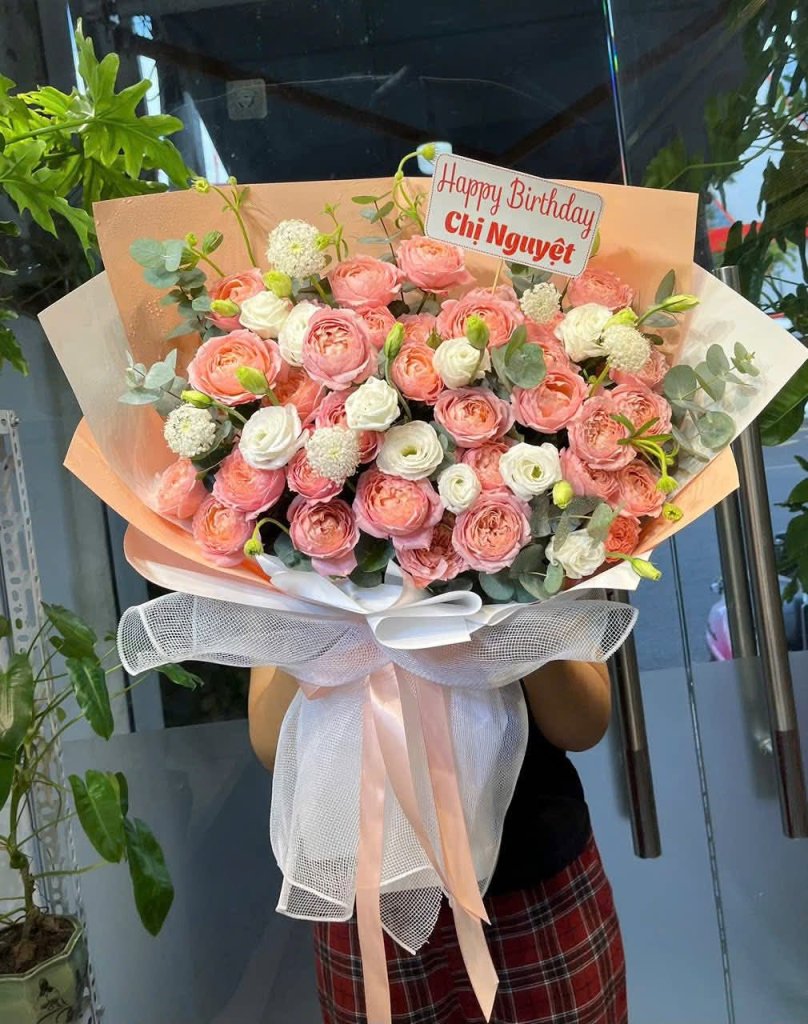 Bó hoa tươi sinh nhật tone hồng và trắng thanh lịch được gói sang trọng, phù hợp tặng Chị Nguyệt tại STflowers Quận 7.