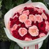 Bó hoa hồng đỏ và hồng pastel tươi rói, có giọt sương, gói giấy trắng tinh tế từ STflowers Quận 7, thể hiện sự lãng mạn và sang trọng.